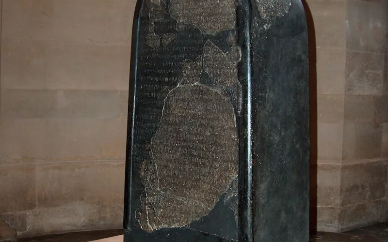 Hiện vật Tảng đá Mô-áp (Mesha Stele) tại Bảo tàng Louvre xác chứng 2 Các Vua 3