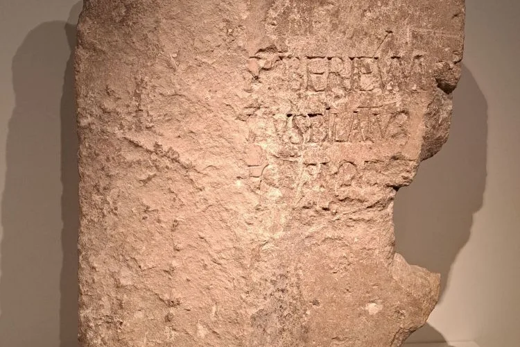 Hiện vật khảo cổ Bia đá Phi-lát (Pilate Stone) tại Sê-sa-rê xác chứng lịch sử Lu-ca 3:1